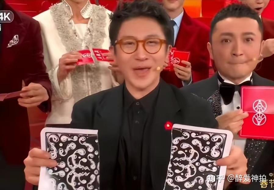 时隔5年后再次走上春晚,刘谦卖力表演时,两个人比他还“抢镜” - 知乎