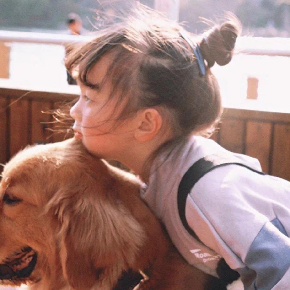 有没有女孩子抱着狗狗的头像,越多越好?