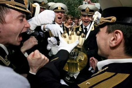 电视剧里的日本军官为什么都戴着白手套