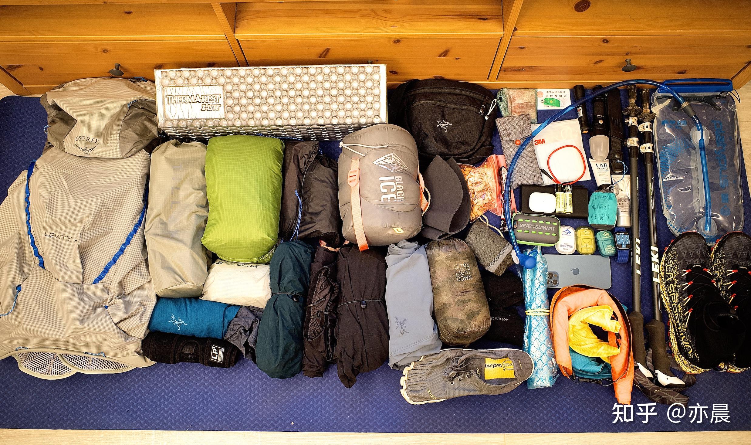 户外徒步登山应该具有哪些基础的装备