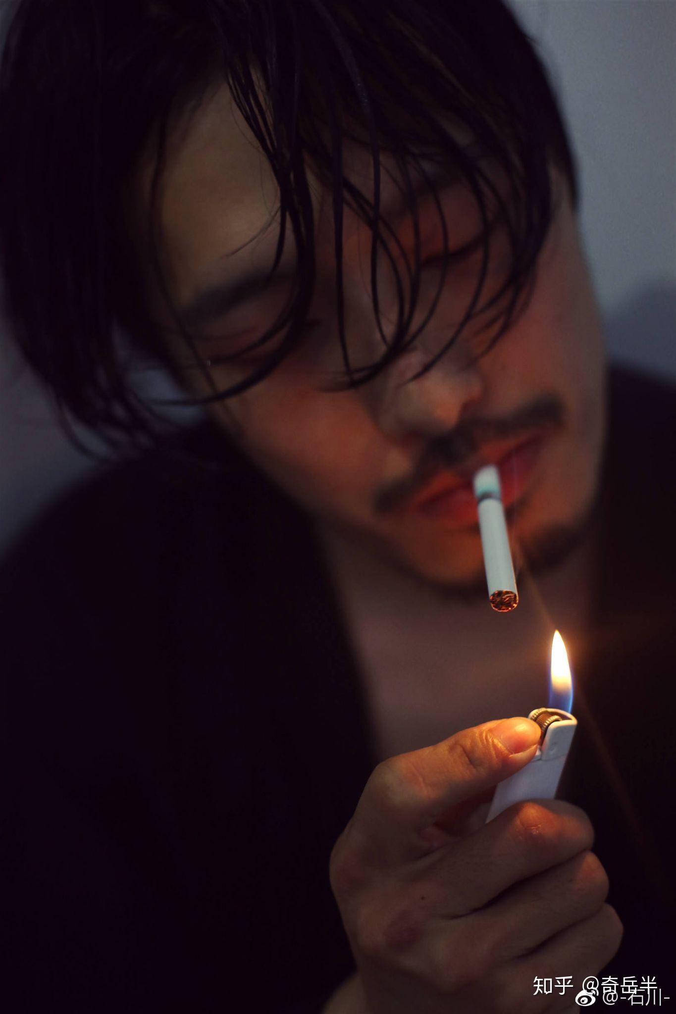 抽烟照片男伤感黑色图片