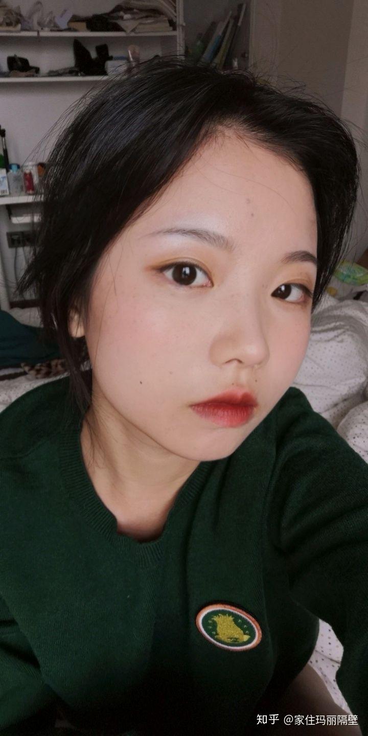 快20岁的女孩子化妆护肤都只会一点点 所以先学护肤还是化妆?