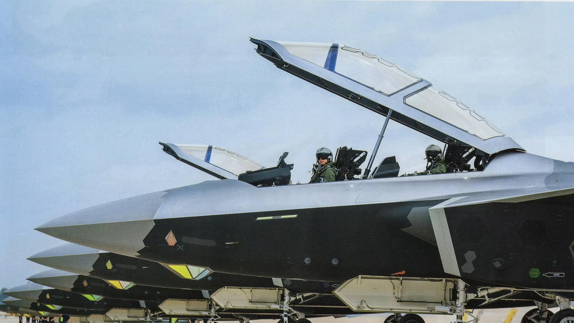 美媒发布了据称是苏57双座型（型号可能称：Su-57D/Su-57UB/Su-57ED）的跑道滑行图 - 知乎