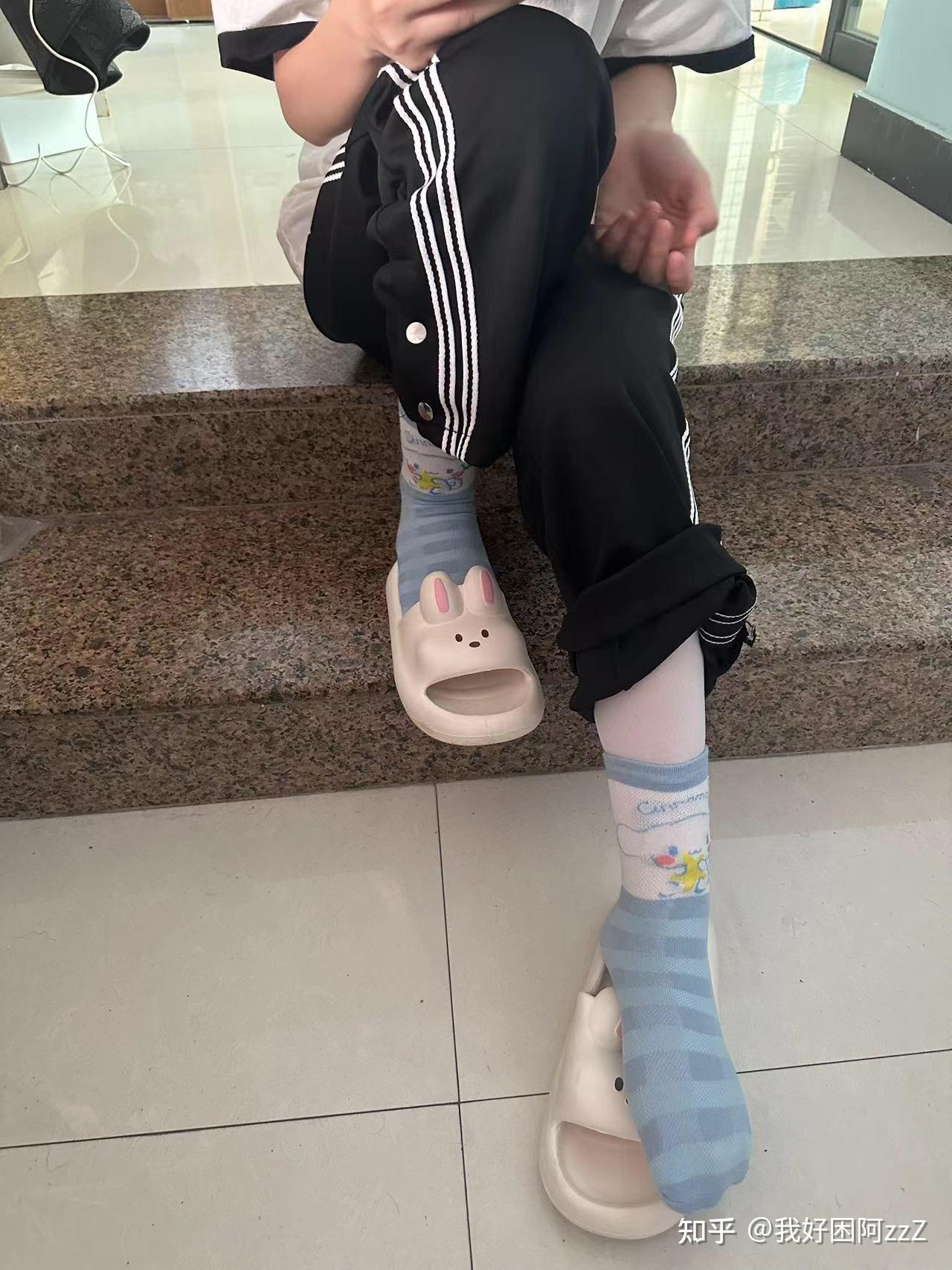 同时穿两层袜子哪层更脏