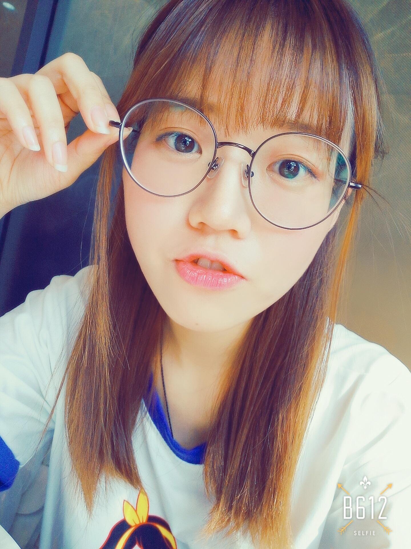 戴眼镜的女孩怎样自拍好看