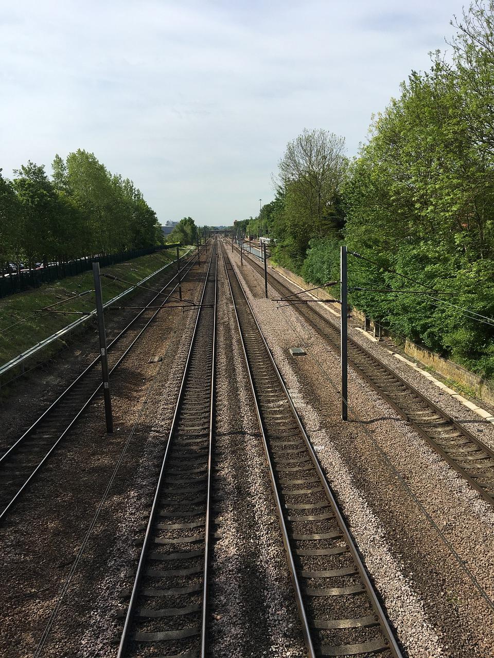 动车内吊顶什么材料