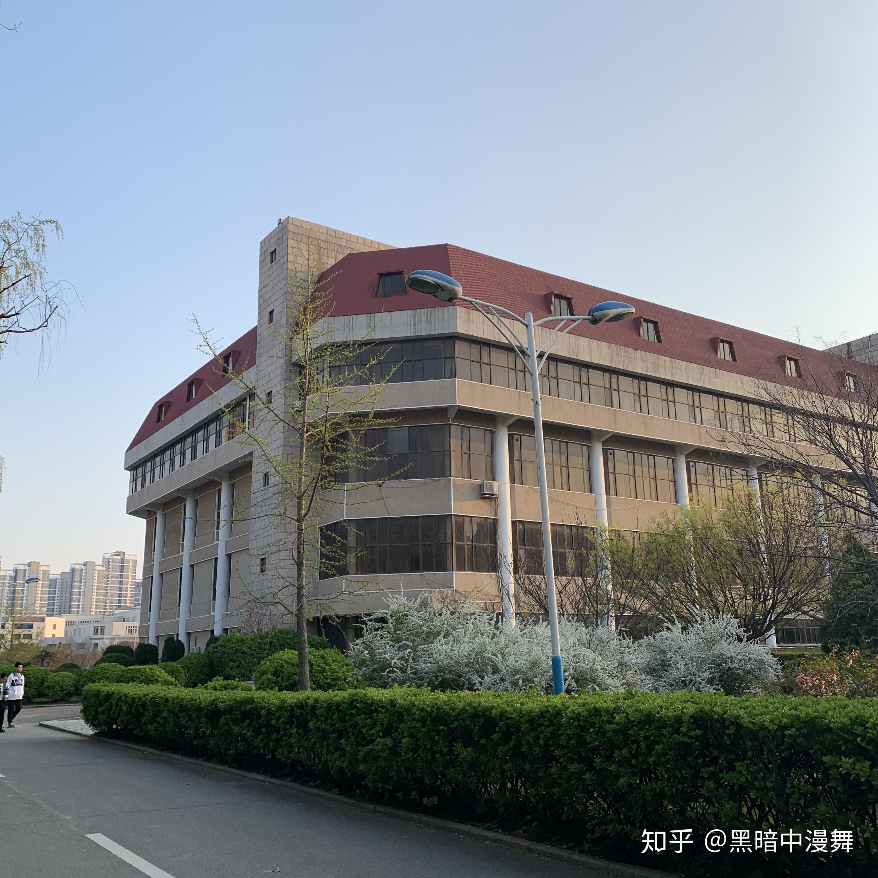 求煙臺大學基礎設施的全面介紹就是宿舍操場什麼的最好帶圖