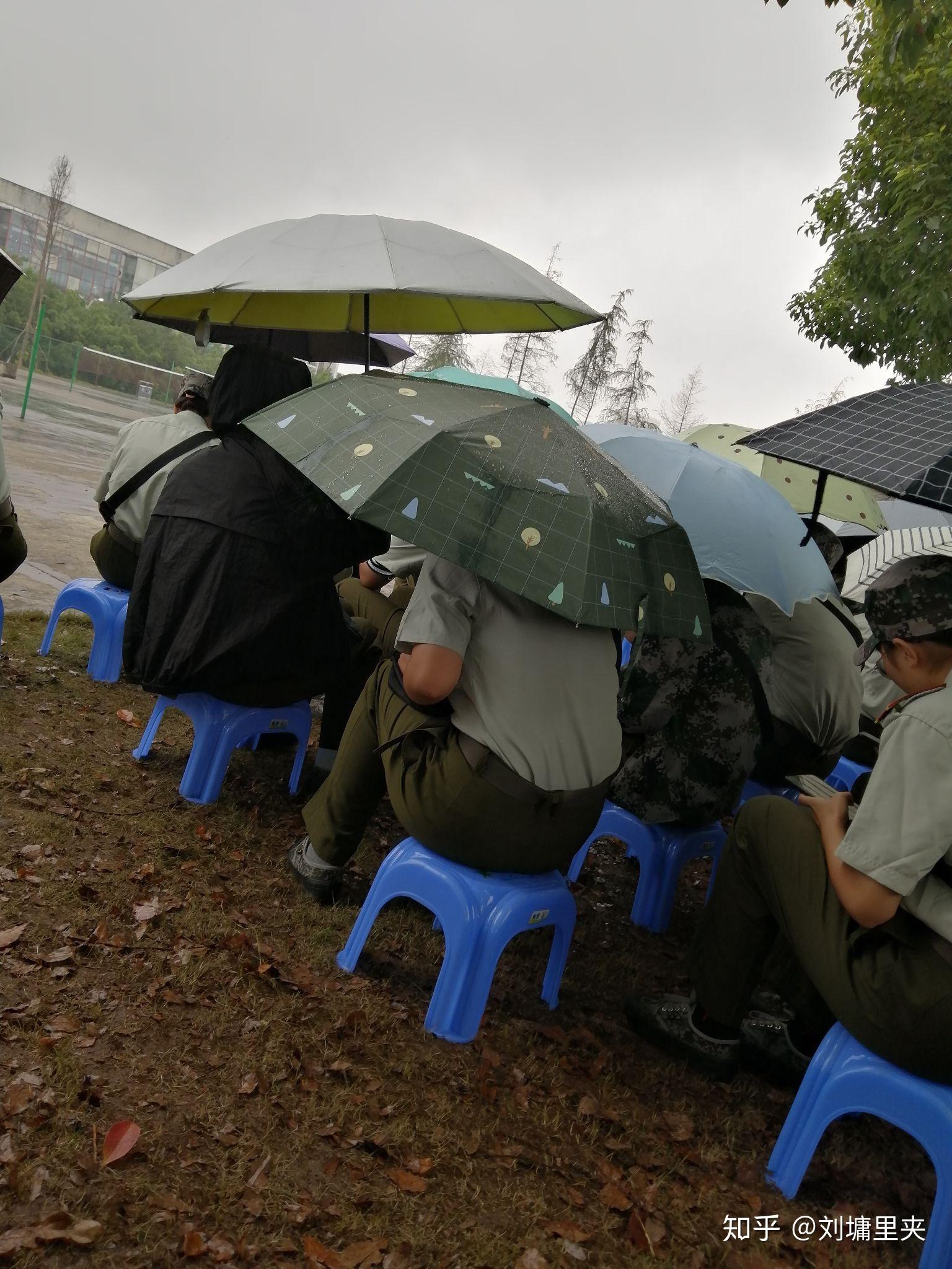 重庆大学2019下雨军训你怎么看待? - 知乎