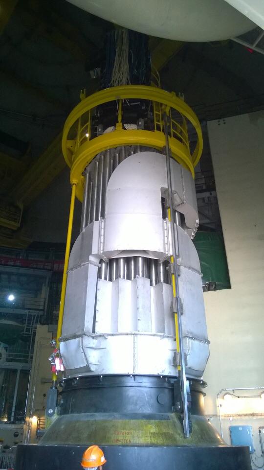 请大神解释下核电站 堆内构件 控制棒驱动机构到底是什么玩意~形象点?