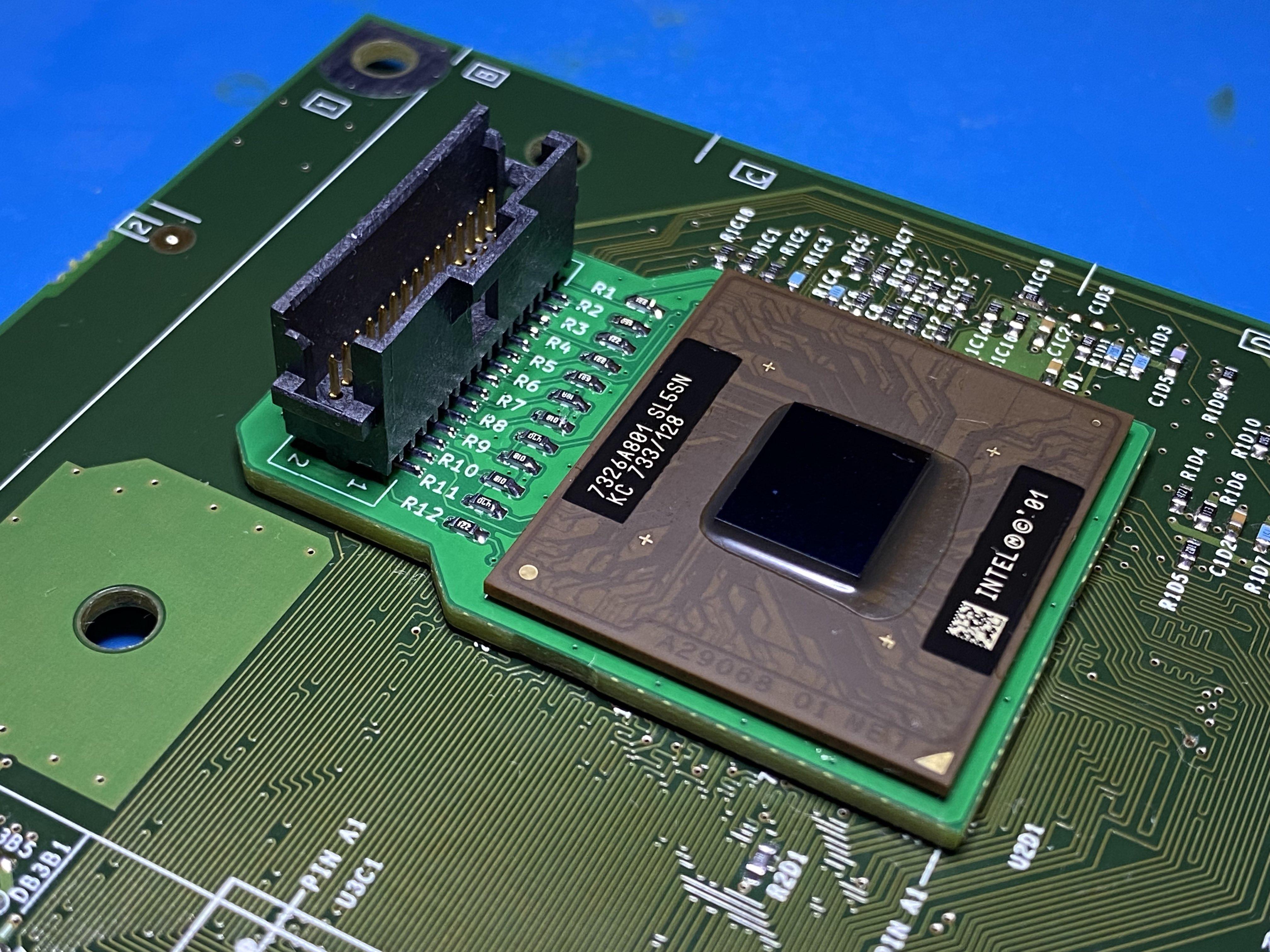 硬核！大佬通过Intel CPU的JTAG接口，DUMP微软原始Xbox的加密BootROM。 - 知乎