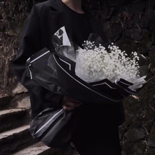 有一张图是一个男生拿着手捧花只有手臂和花在照片里有人知道吗