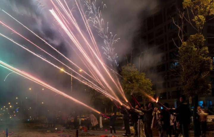 还是把鞭炮禁放吧!江西上饶一男子扔偏爆竹致邻家男童右臂截肢 - 知乎