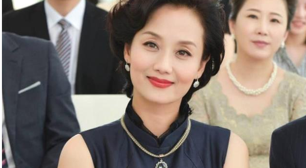 张翰"妈妈"曾是模特出道,低调嫁豪门,年过半百依旧风韵犹存