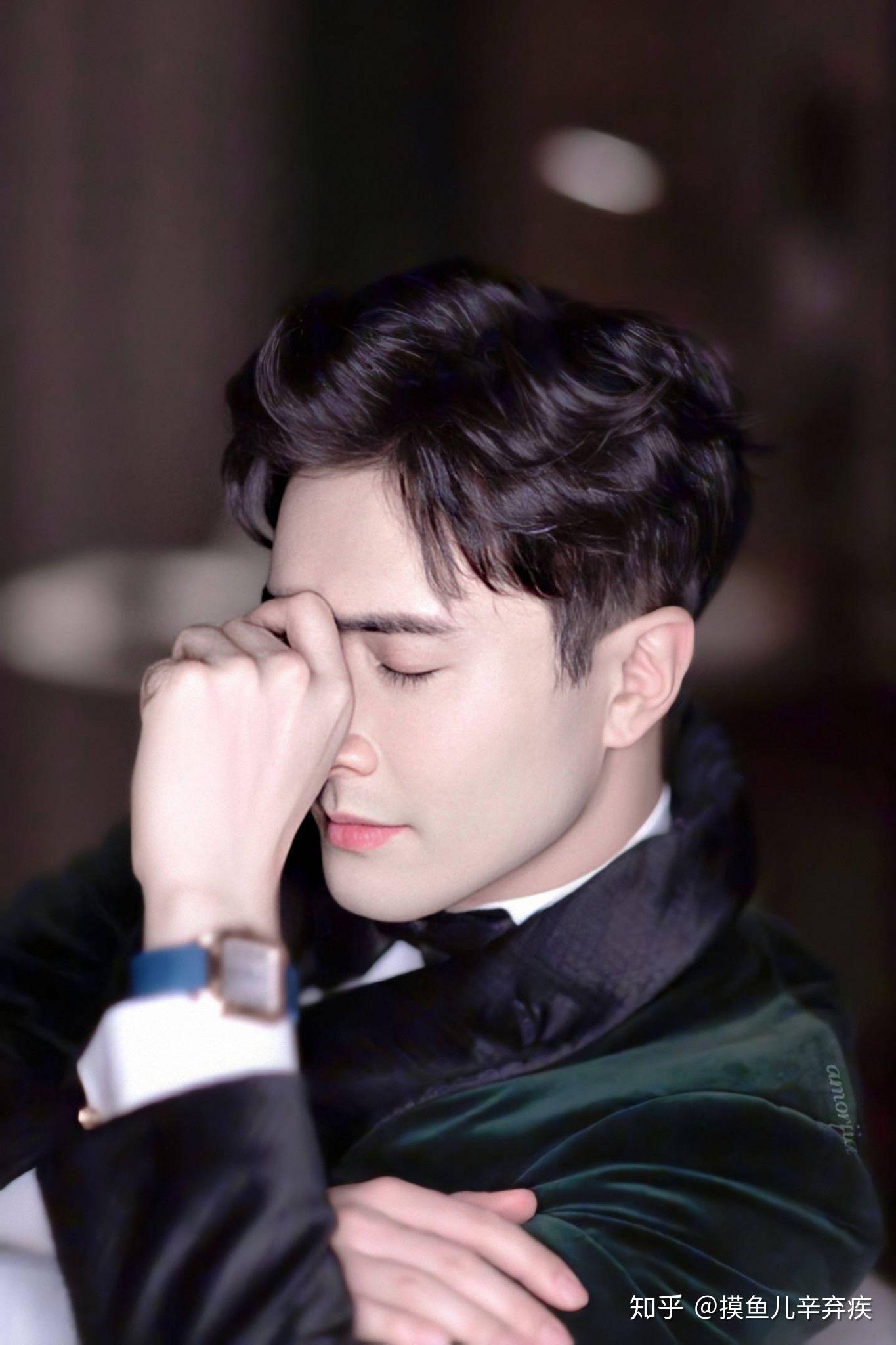 东华帝君 的眼睛怎么那么深邃,这眼妆是怎么做到的.