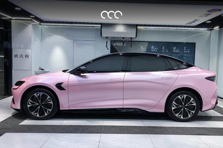 比亚迪海豹漫彩改色膜电光金属樱花粉,甜美少女