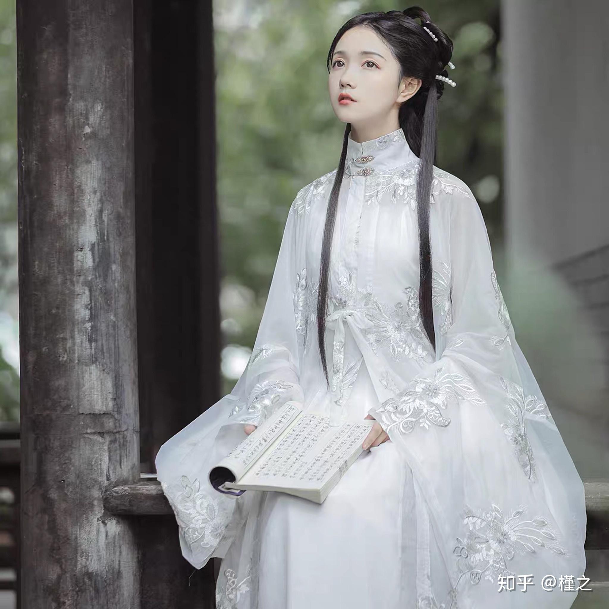 汉服模特十里的颜是否被捧太高了