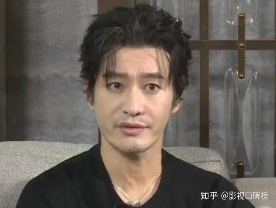 黄晓明现身金鸡百花奖直播间,胡子拉碴,眼窝凹陷了,十分憔悴