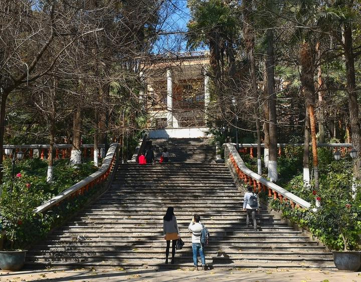 夫妻情侣两个人去云南旅游大概多少钱？带小孩呢？金花轻松游 - 知乎