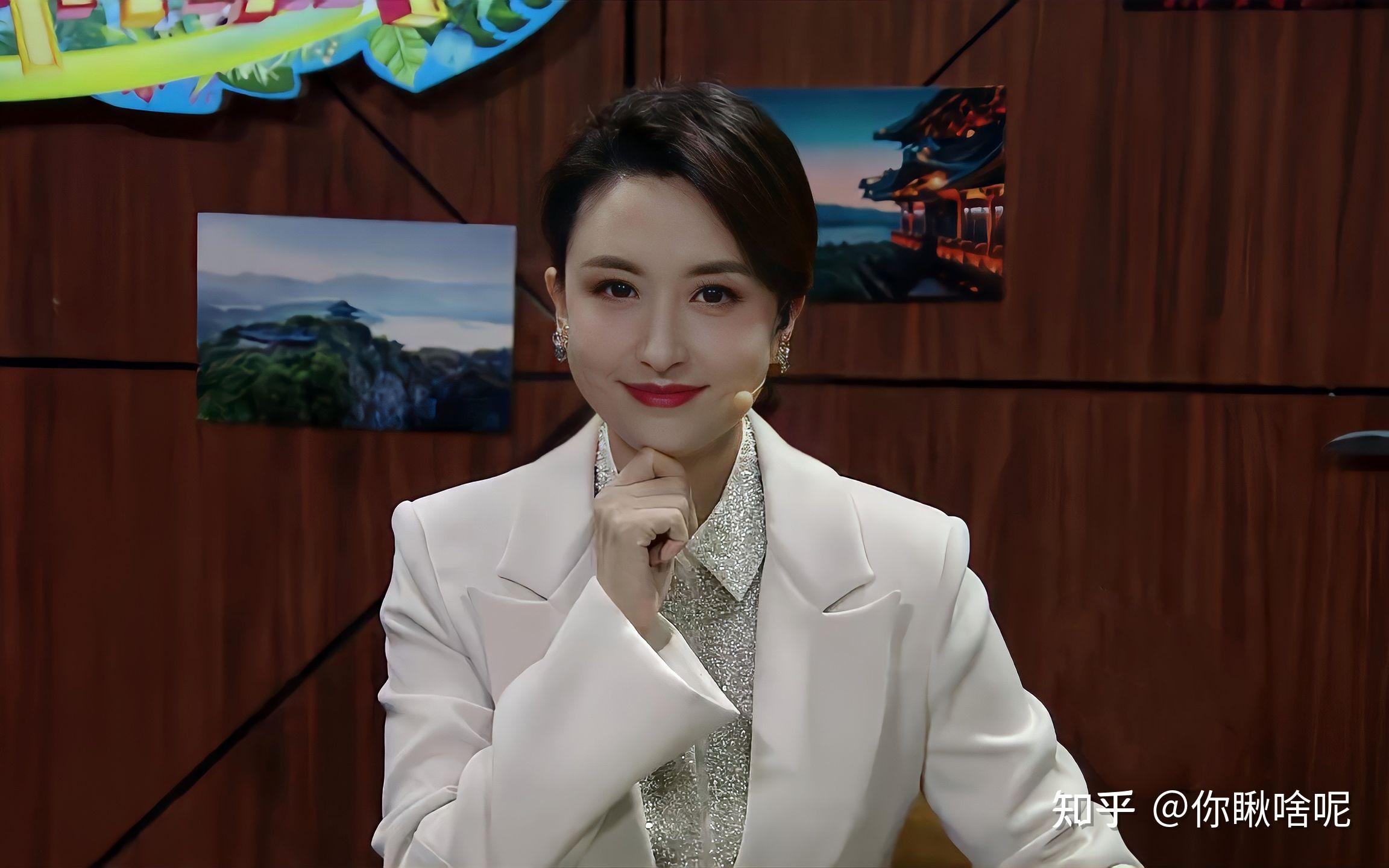 有没有人觉得春晚主持人张舒越很像张蕾? - 知乎