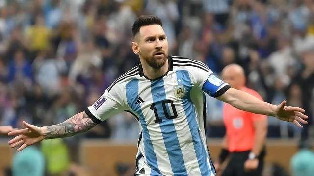 足球历史上最伟大的球员是谁442杂志评梅西排名第一