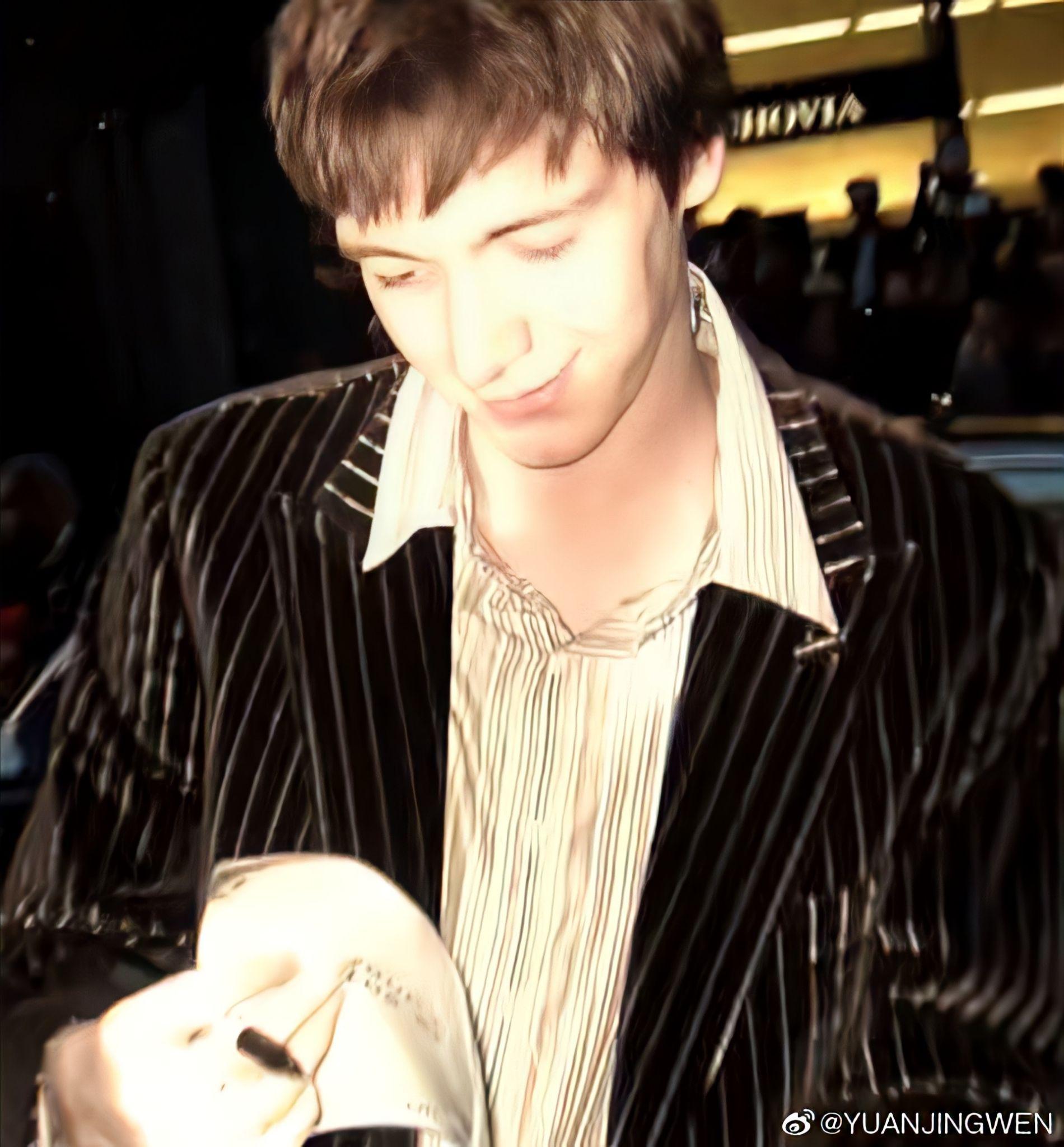 请问有人有韦斯莱双子弗雷德韦斯莱乔治韦斯莱的照片吗特别帅的那种