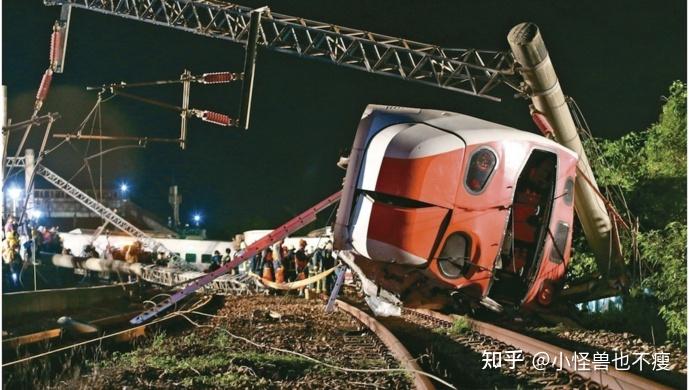 台铁列车疑因撞上工程车脱轨,已致 49 人死亡,目前救援情况如何? - 知