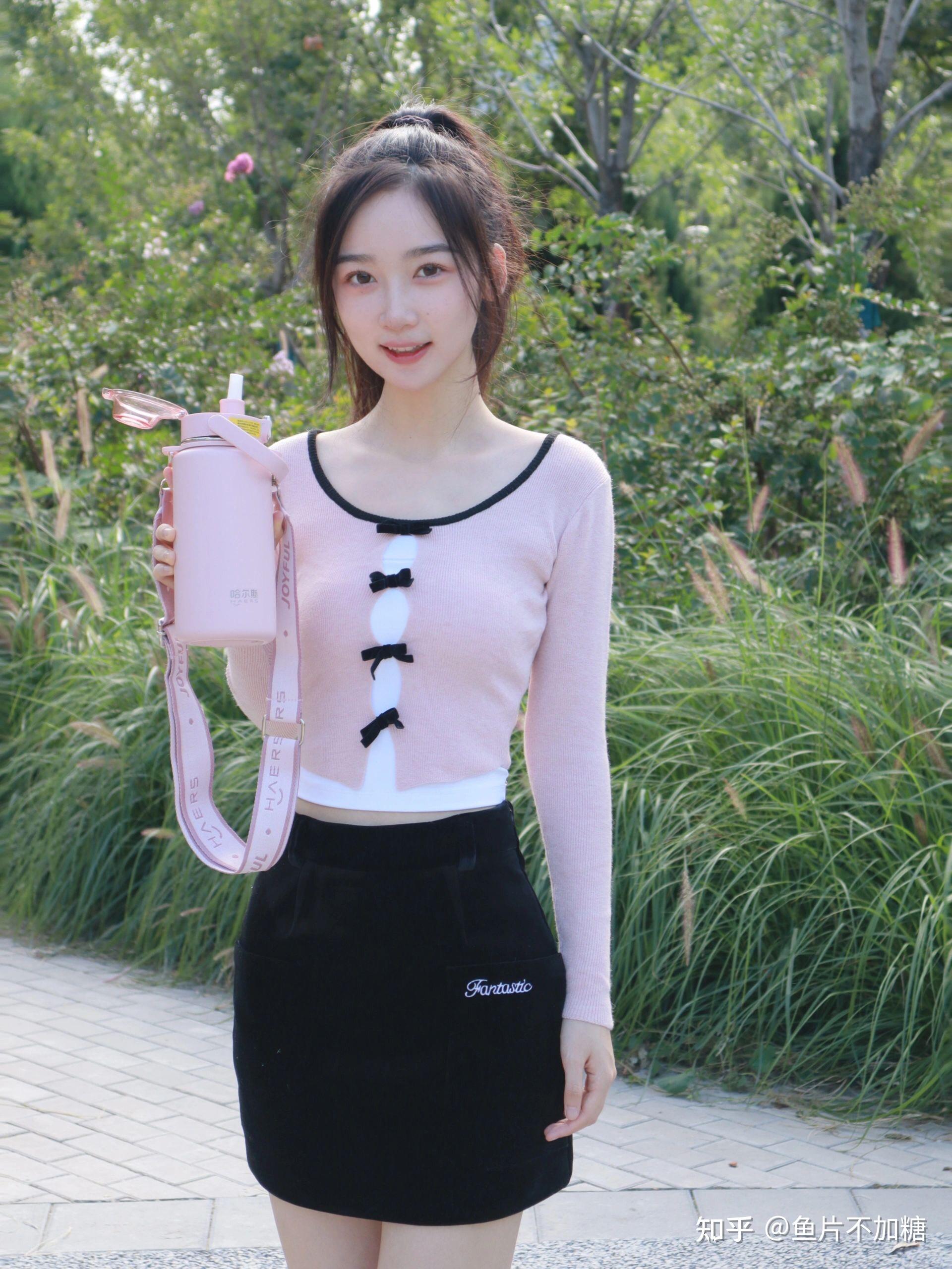 女大学生穿这样的衣服低俗吗