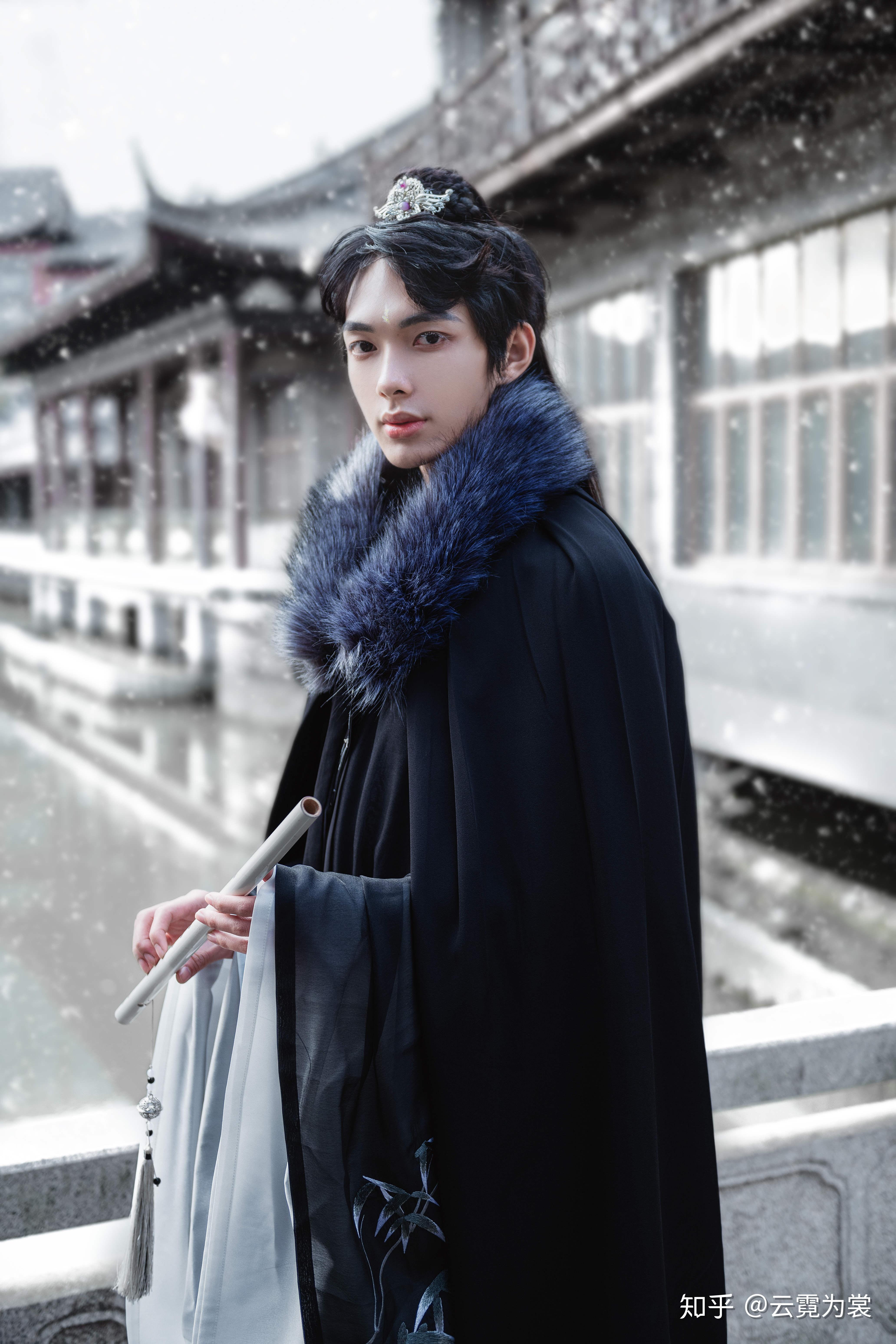 配红色的圆领袍的斗篷男生穿有推荐的吗实在是找不到