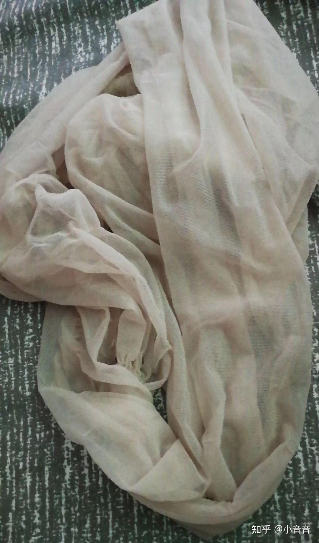 上班一天后脚和袜袜都很臭呢