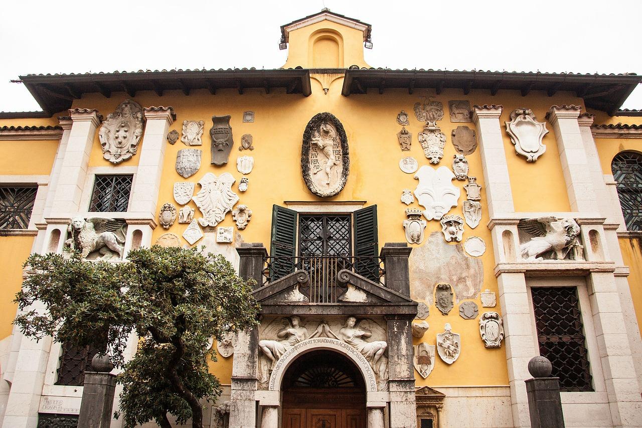 3. 繁华地段豪宅区