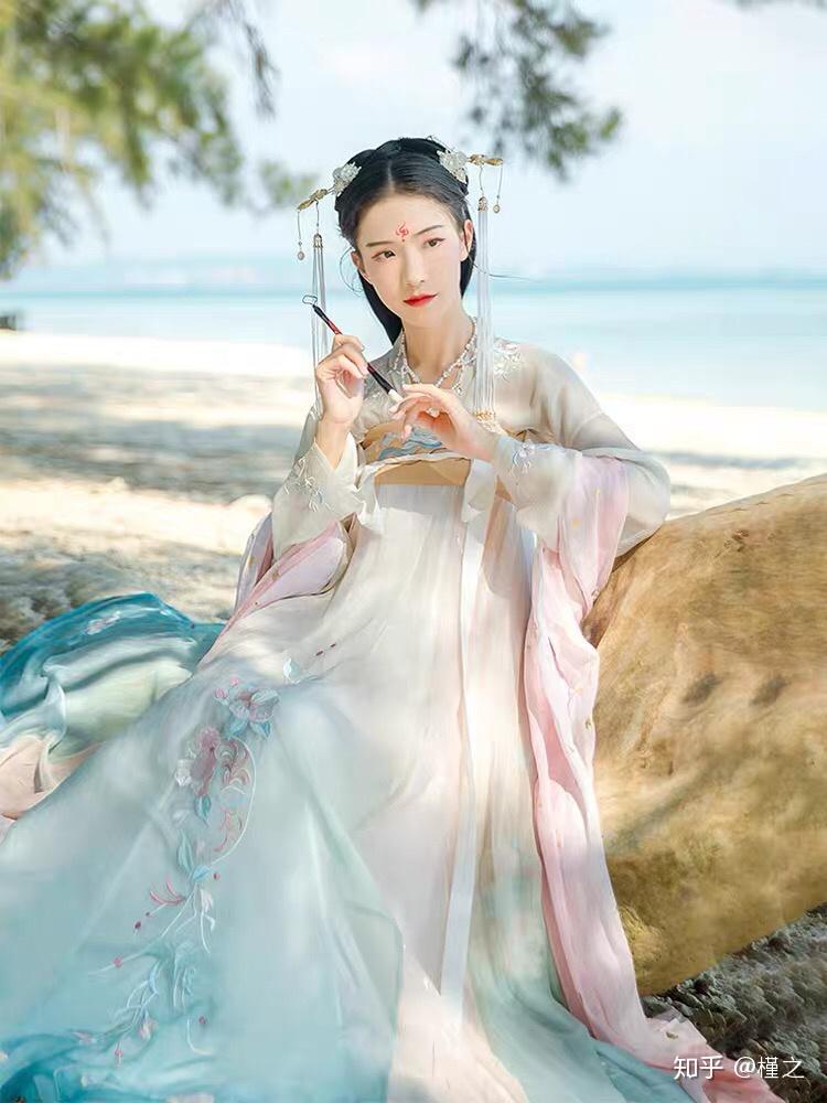 汉服模特十里的颜是否被捧太高了?