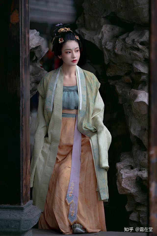 怎么看《大宋宫词》里后宫的服饰妆容及走路的姿态感官像演成了日系?