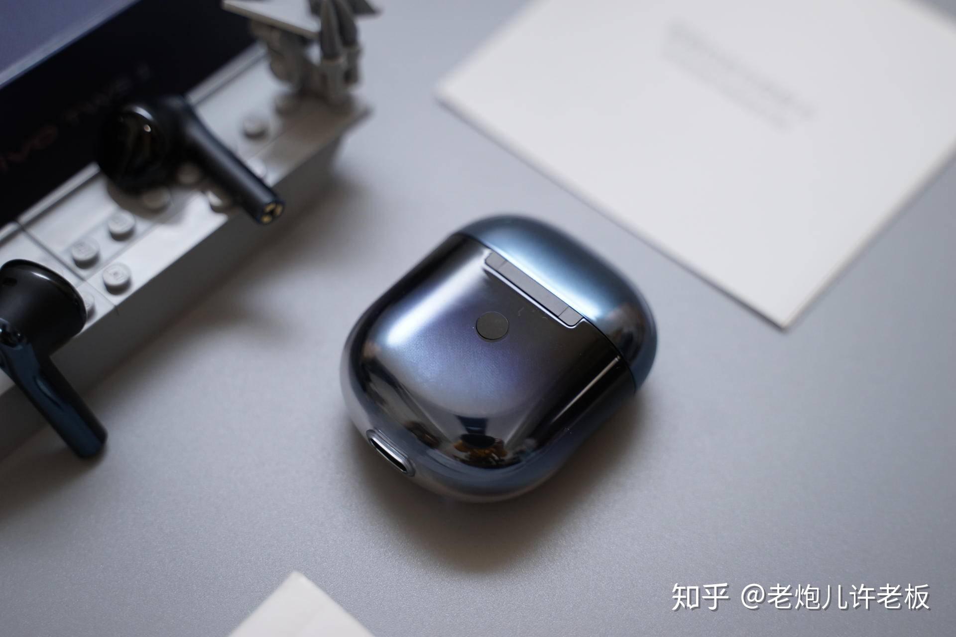 外盒颜色深邃蓝与pantone刚发布的2020年度流行色经典蓝属同色系