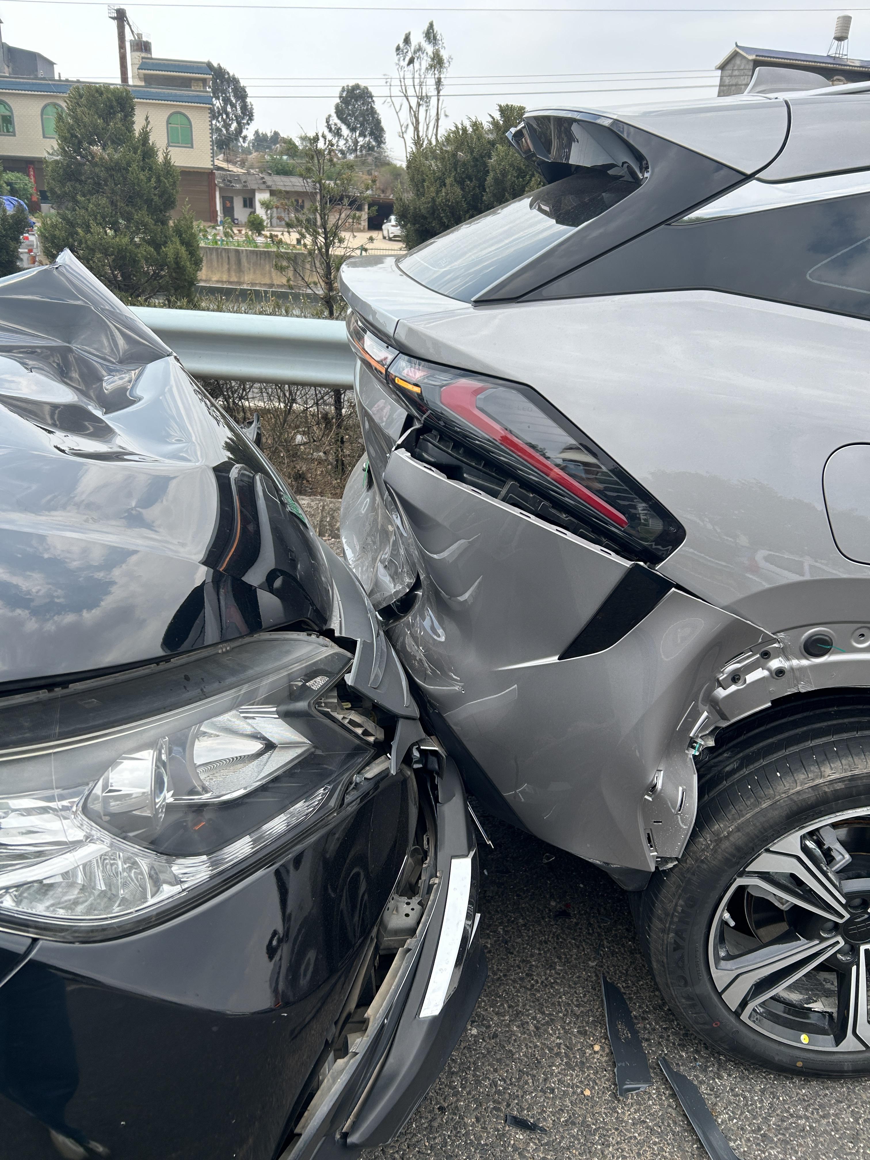 不小心把男朋友的新车刮了,男朋友很生气,我该怎么办?