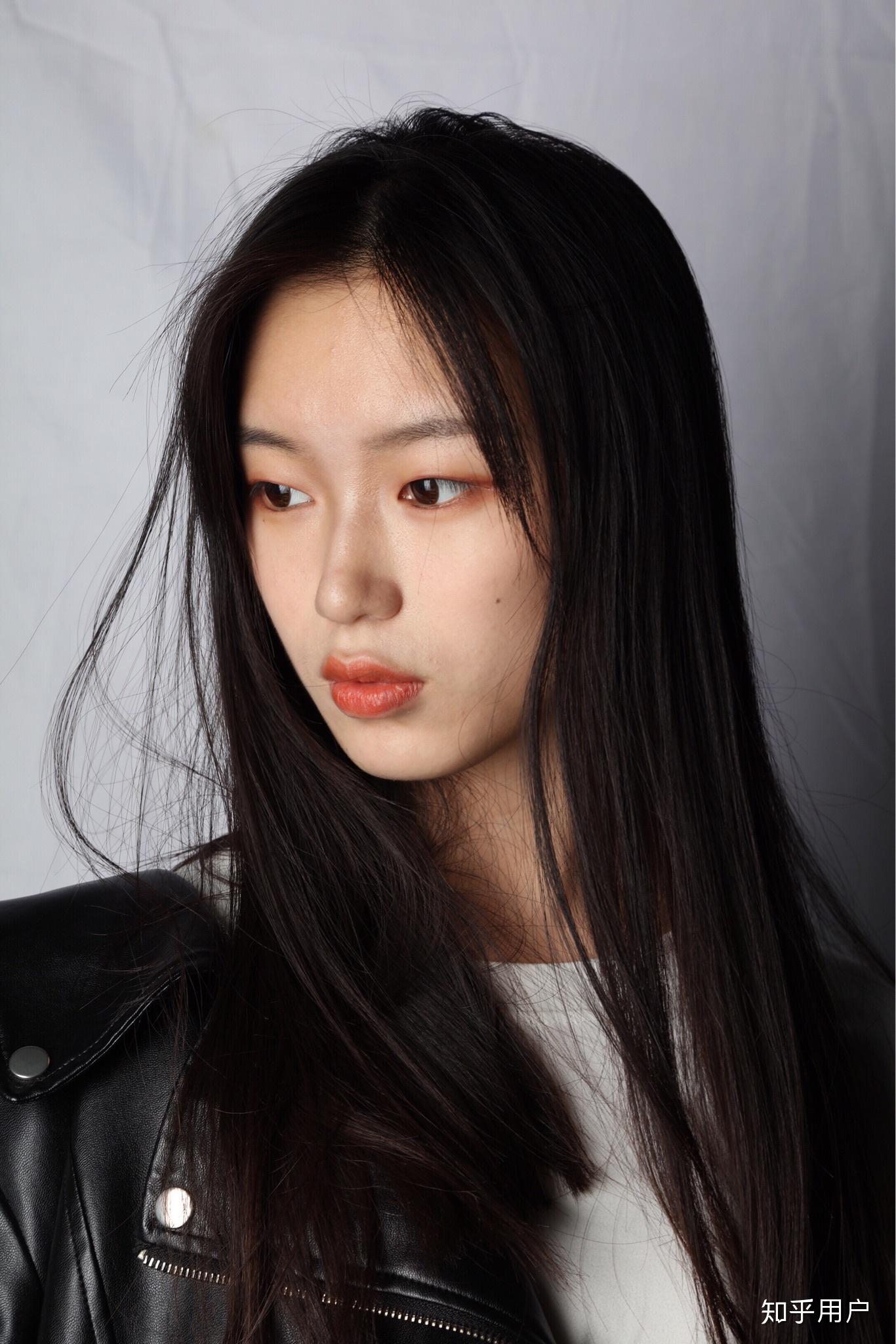 有没有那种单眼皮小眼睛塌鼻梁厚嘴唇但还挺好看的女生