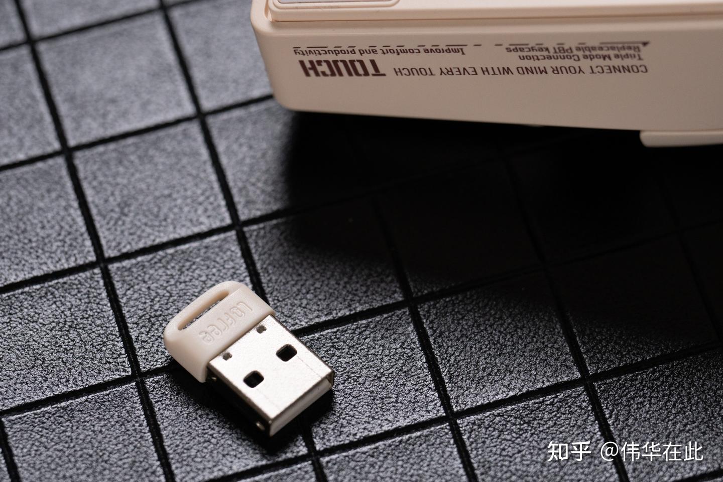 高级的设计感还自带屏幕—洛斐小翘三模无线鼠标