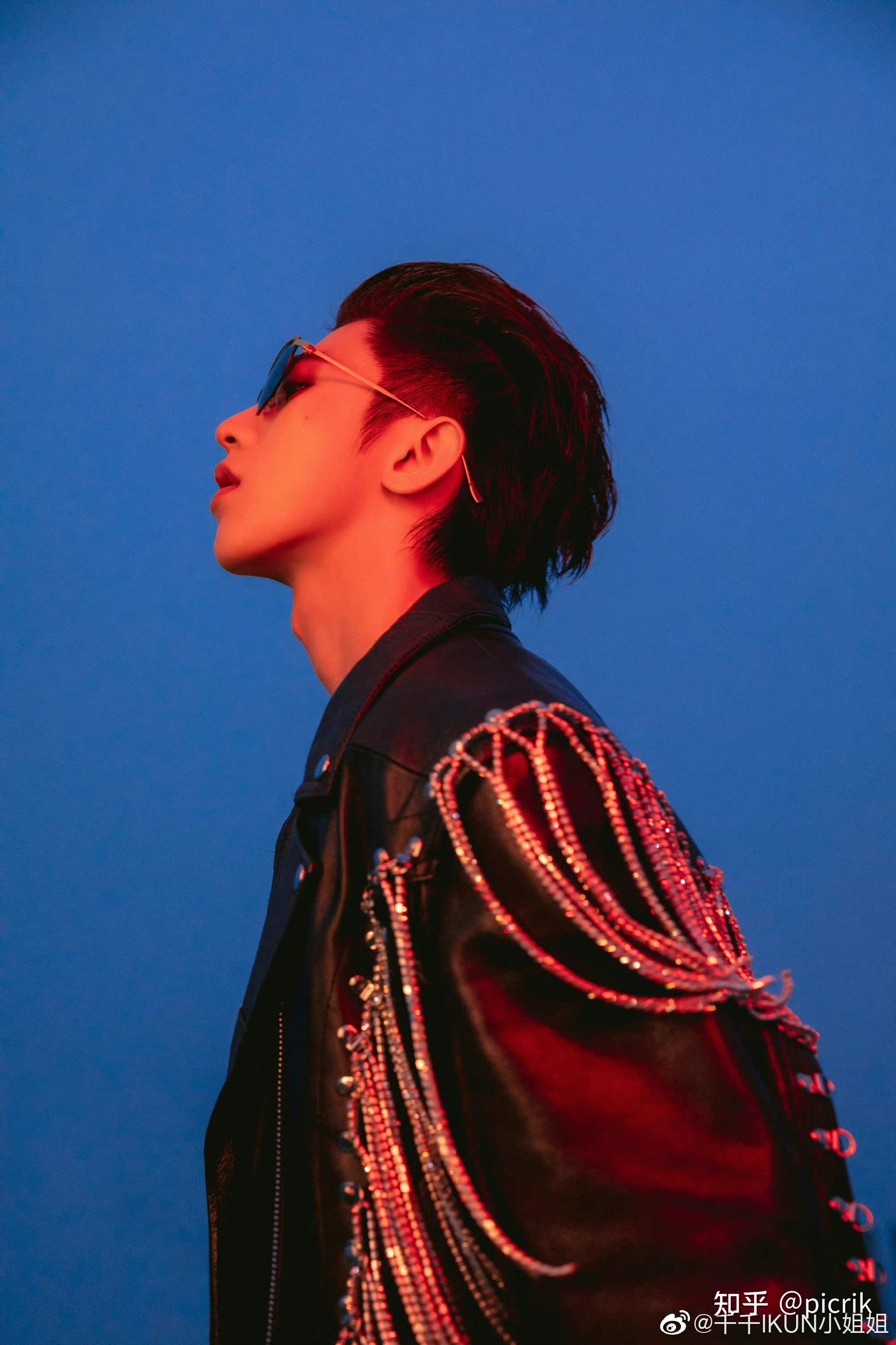 蔡徐坤的造型都不怎么露额头,是不是为了掩盖他额头短? - 知乎