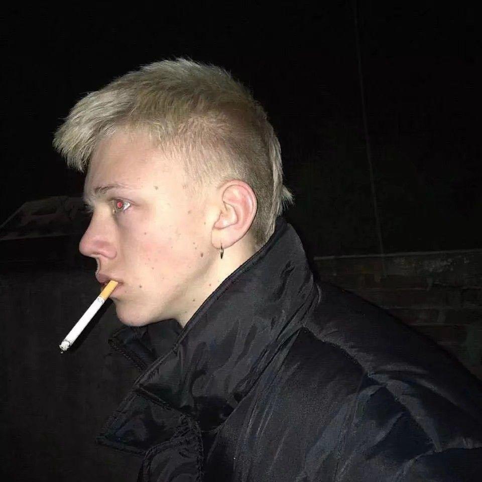 男头抽烟孤独图片