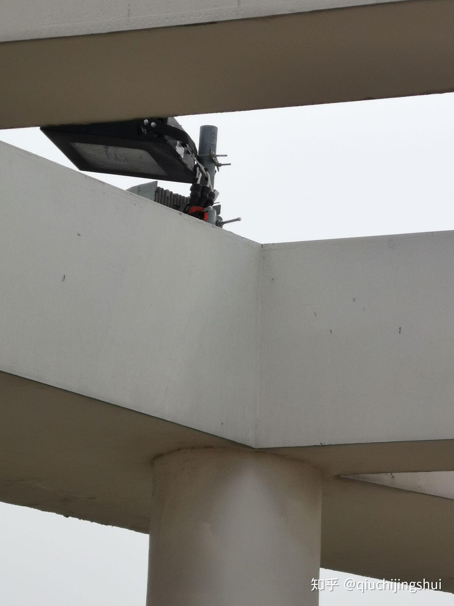 楼顶射灯一样的基站,但是射灯是平行于楼顶的?