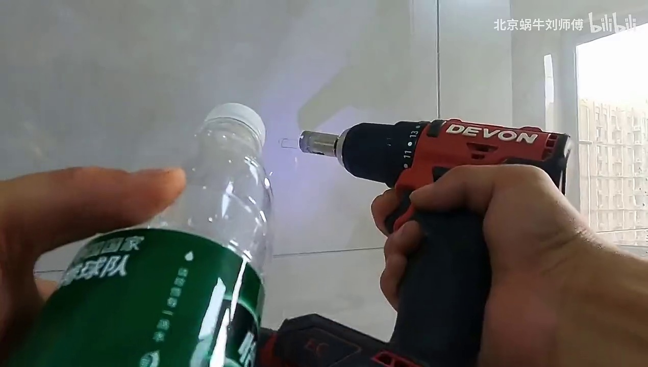 上门安装85寸ULED电视,售后师傅不给安装,墙体打穿安装方法介绍