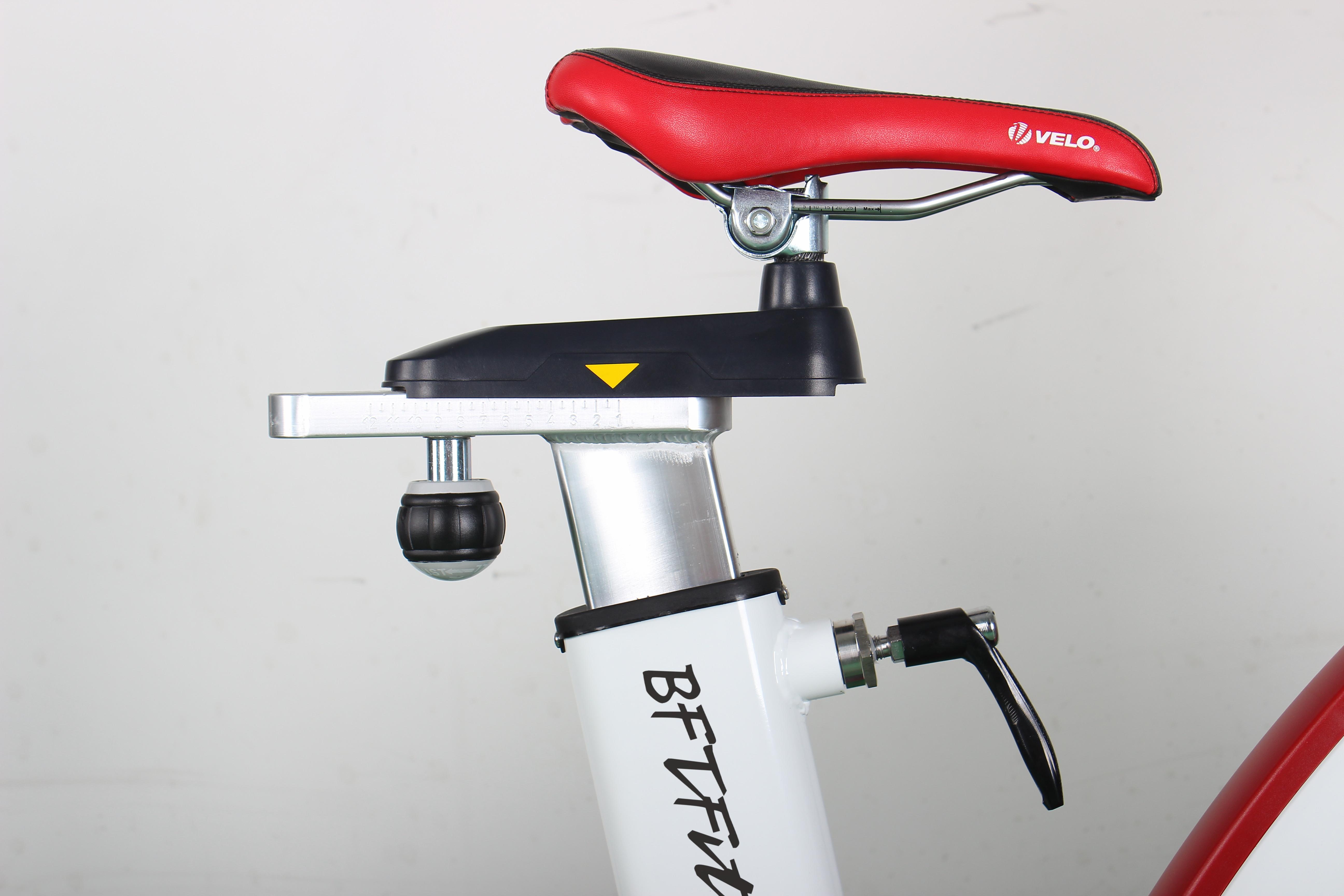 骑手坐在动感单车上,就像在室外骑自行车一样.