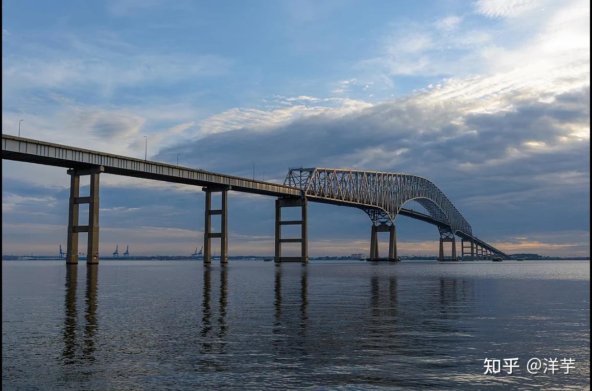 美国马里兰州一桥梁因船只撞击发生坍塌有车辆和人员落水目前情况如何