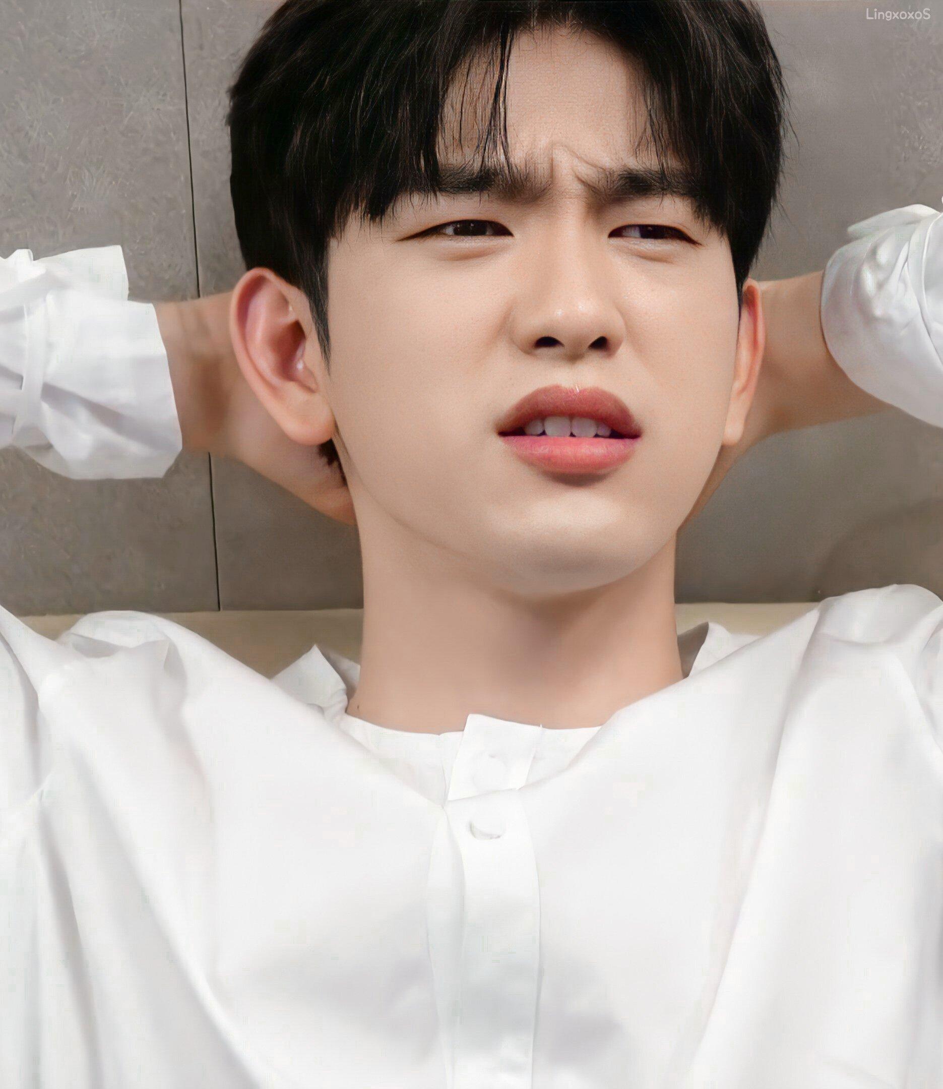 哪些男明星睁大眼睛很可爱笑起来却满脸褶子? - 知乎