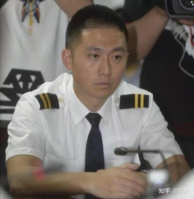 机长肩章的三条杠代表什么级别