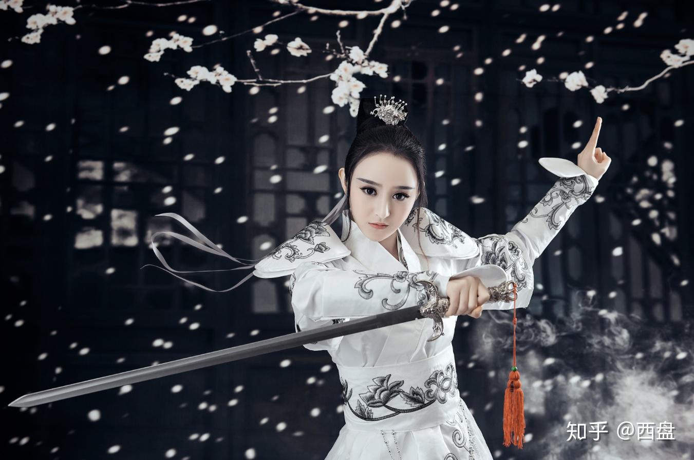 请问哪里有比较复杂的古装妆发教程吗