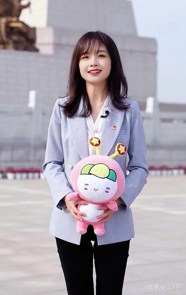 如何评价央视美女记者王冰冰的爆红