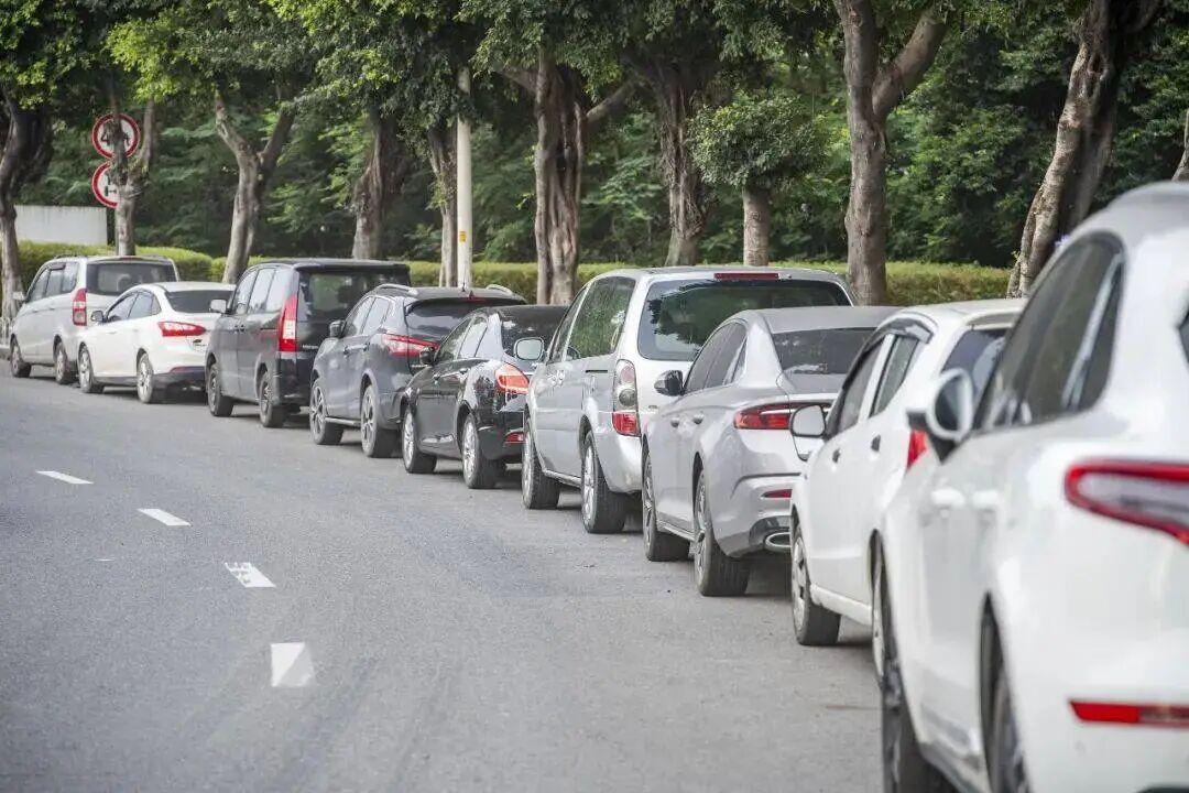 路边车位逆向停车,属于交通违法吗?