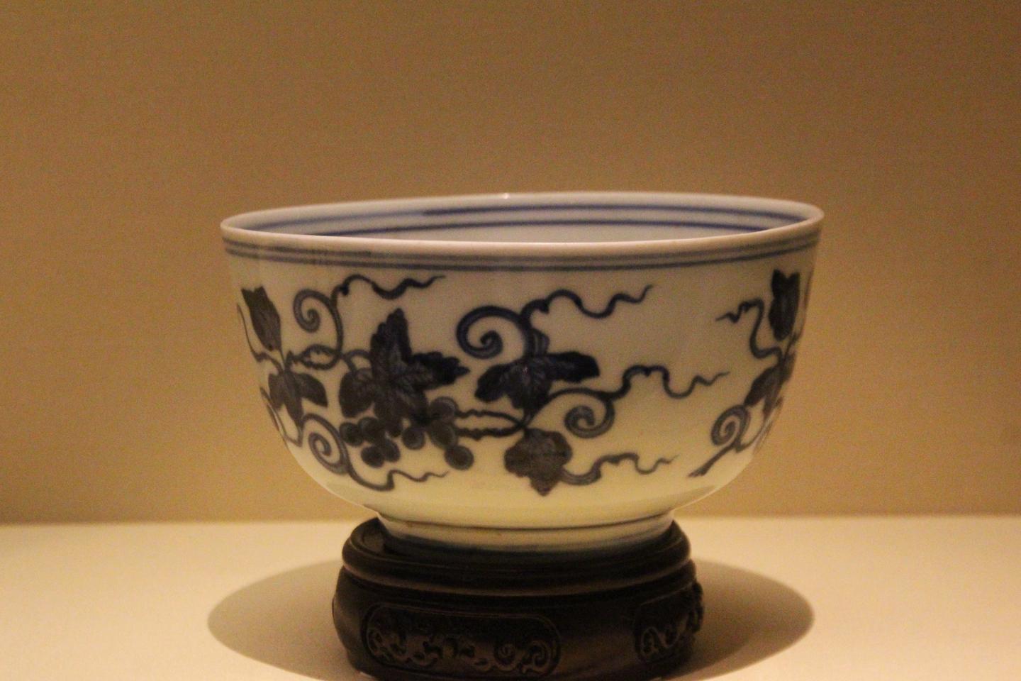 大明弘治年製 青花硯台 A fine yellow-ground and underglaze-blue 'gardenia' dish