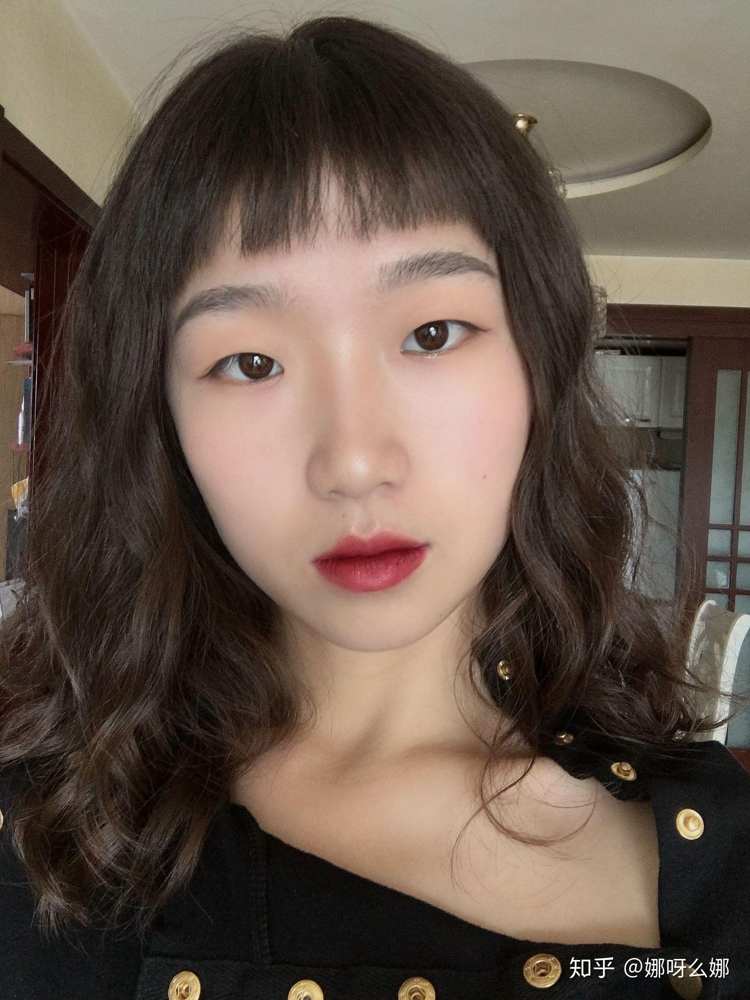 有没有那种单眼皮小眼睛塌鼻梁厚嘴唇但还挺好看的女生?