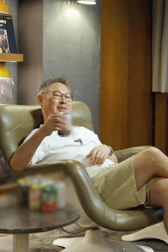 一个社恐宅男,在55岁意外成顶流,全网为他着迷 - 知乎